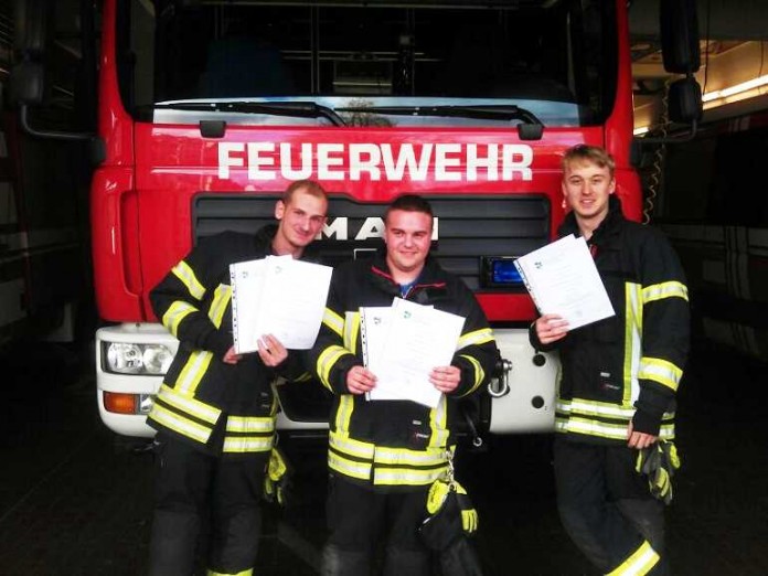 Die drei jungen Männer haben den Grundlehrgang zum Truppmann erfolgreich bestanden. Joshua Trautmann, Sascha Kaupert und Leon Schollmaier (v.l.)